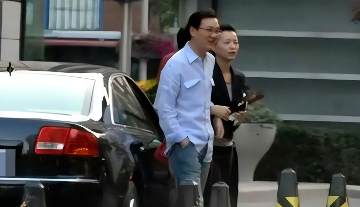 董卿|2009年，董卿被拍到和有妇之夫密春雷过从甚密。董卿的父亲多次对她劝说