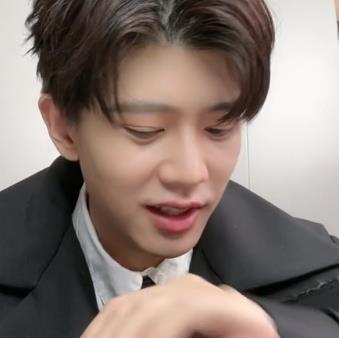 任嘉伦|任嘉伦直播第一站：白衬衣黑领带太帅，直播间人气好高！