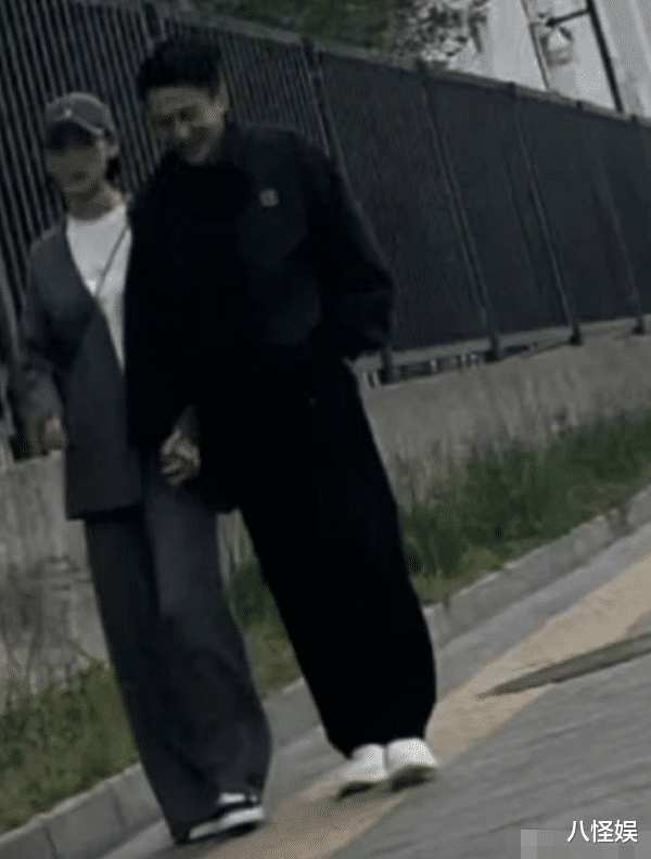 刘恺威|与杨幂离婚三年多,刘恺威传出新恋情,与尤靖茹牵手散步举止亲密
