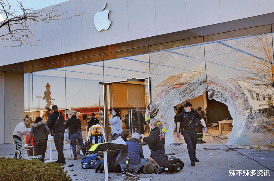 编程|汽车冲进苹果专卖店致1死16伤  多人被车辆压在墙上 玻璃墙撞出一个大洞