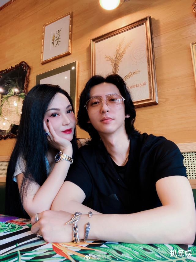 张淇|张淇罕晒与老婆合照秀恩爱，淇嫂坐街头托腮微笑，俩人好有夫妻相