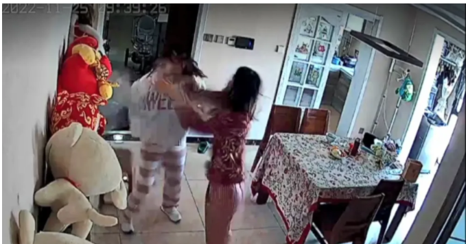 陕西西安,一对年轻夫妇觉得楼上产生噪音影响自己生活,便强行打开楼上住户的房门、进入其家中