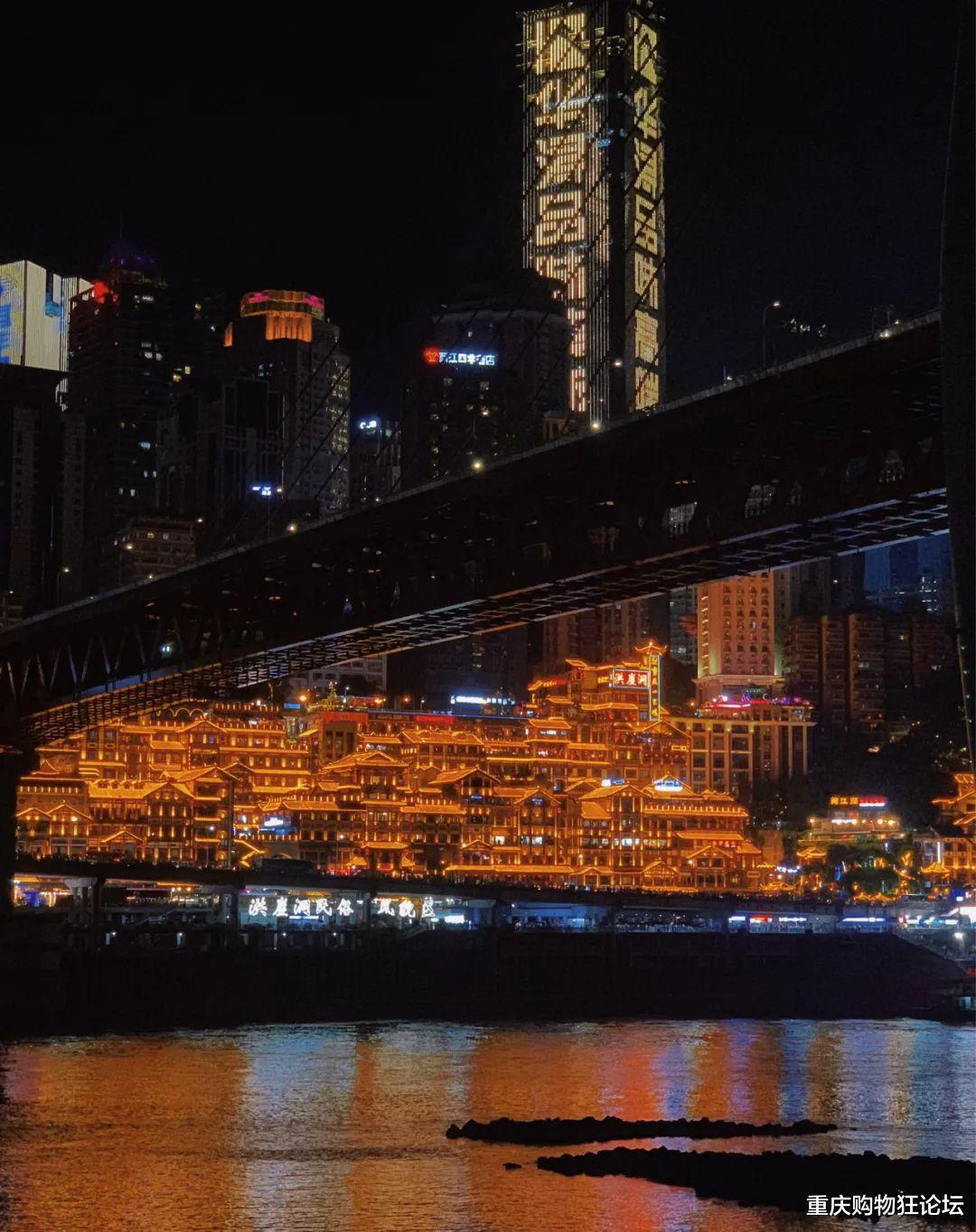 洪崖洞|洪崖洞过气大剧院崛起了？现在流行人山人海半夜看江……