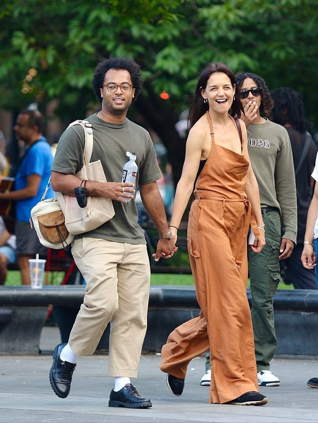 汤姆·克鲁斯|阿汤哥前妻和黑人小男友出街好甜!穿背带裤真嫩,男友身材五五分