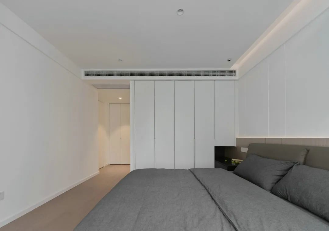 129m2悬空柜、原木色、极简风：这个家通透，还越住越整洁！