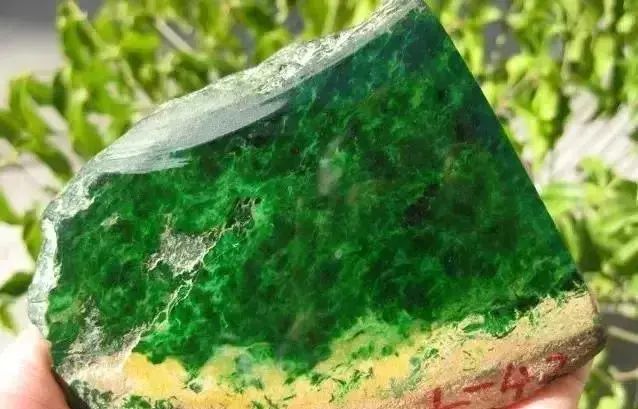 翡翠|【老帅翡翠】：“不识场口，不玩赌石”，皮壳出现这种颜色的物状时，最好远离！