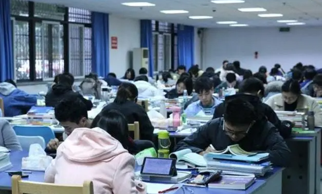 大学|专科女生不满求职被拒，晒出个人简历求安慰，却被网友嘲讽上热搜