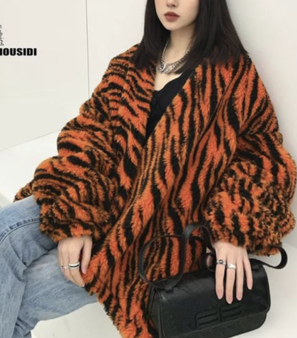 郭碧婷|郭碧婷气场竟强过向太!穿虎纹大衣带女儿高调探班向佐,霸气全开