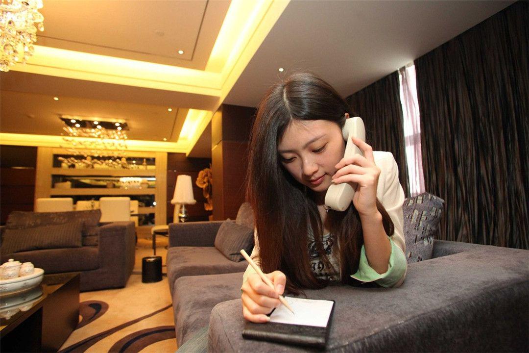 谭松韵|职业遛狗师、剥虾师、试睡员，懒人经济催生新职业月入上万