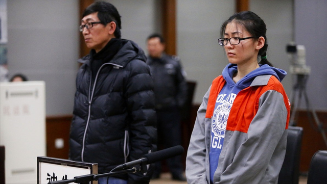 豪车女司机拖拽收费员致死,连累父亲被判刑,怎么回事?