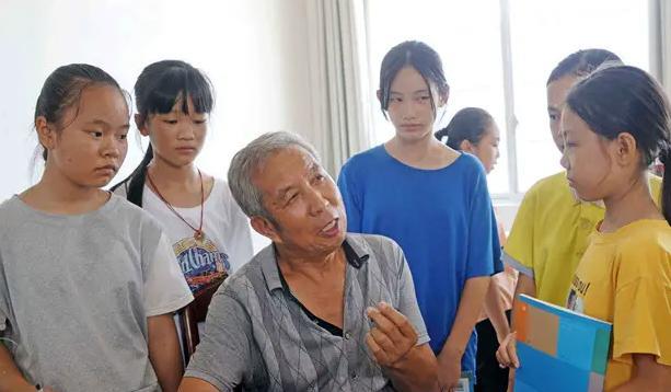 渐进式延迟退休年龄要来了,男女将统一65岁退休,老师悲喜交加
