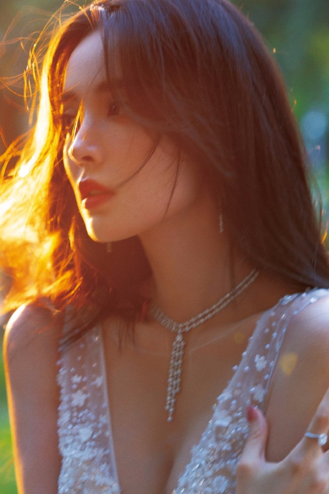 古力娜扎|娜扎“风波”后释出新写真 秀出傲人身材状态绝好