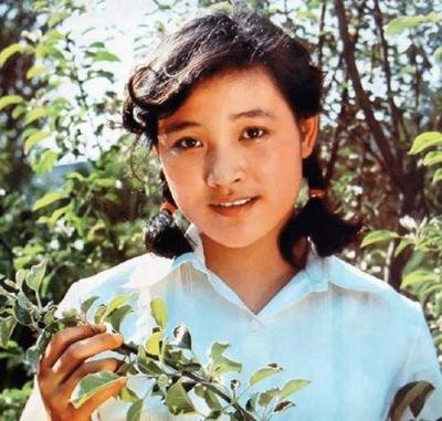 陈冲|1985年，陈冲受邀参加春晚，没想到她说：我本来是不想回来的，按照你们中国人的习俗，我又系了一条红裤带