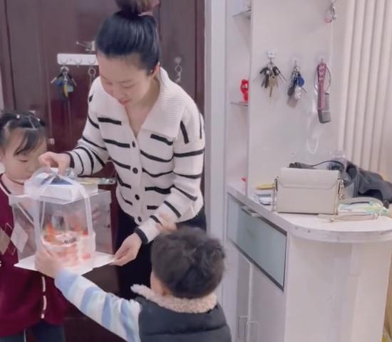 演绎|田舅舅与外甥比赛掰手腕，悦悦金耳坠抢镜，网友：从小就不学好