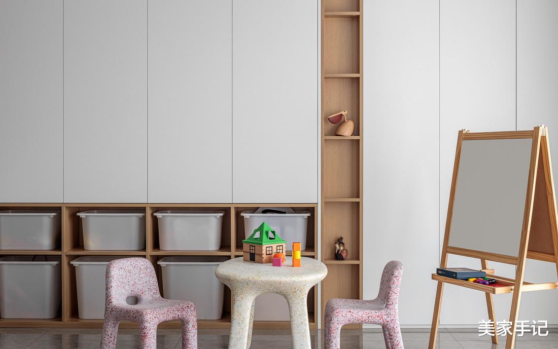 这对夫妻太有远见，坚持客厅摒弃阳台，电视墙打满柜子，场面实用大气