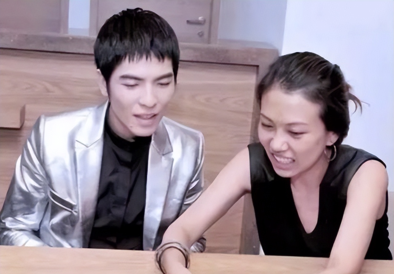 萧敬腾|萧敬腾带48岁女友经纪人吃路边摊,朴实低调接地气,保镖一路随行