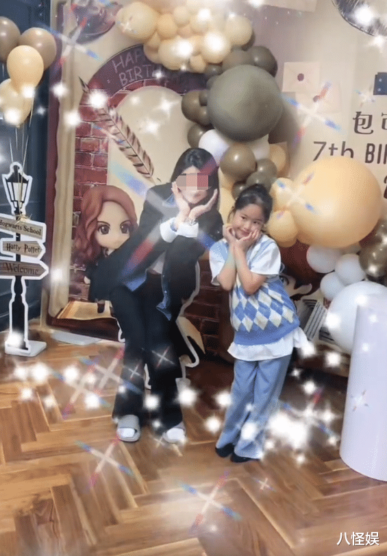 包贝尔|包贝尔夫妇为女儿庆生，7岁饺子打扮隆重，与宾客轮流合照星范足