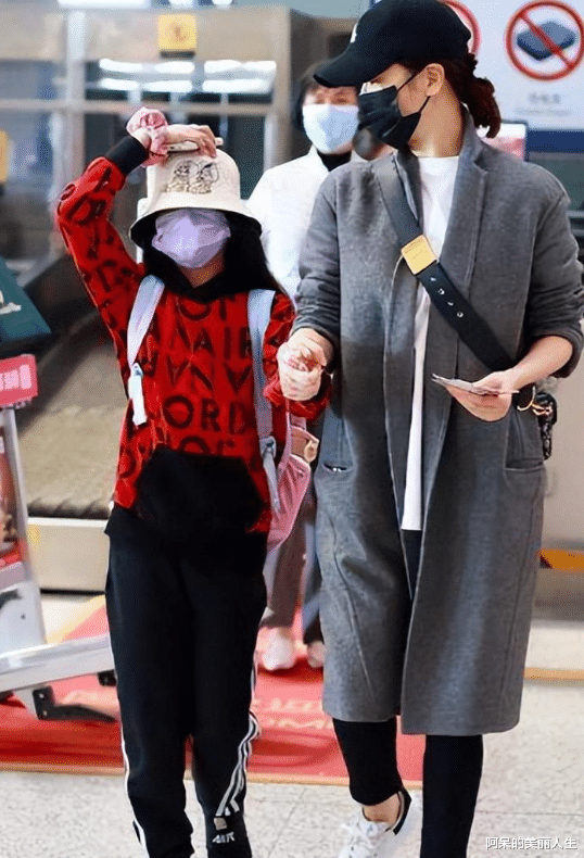汤姆·汉克斯|左小青带着女儿妈妈，一块外出游玩，气质非常好