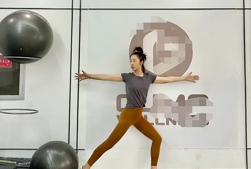 |紧身衣服没穿对多丢人？刘涛扣子崩开，柳岩特别土，金晨变小肚婆