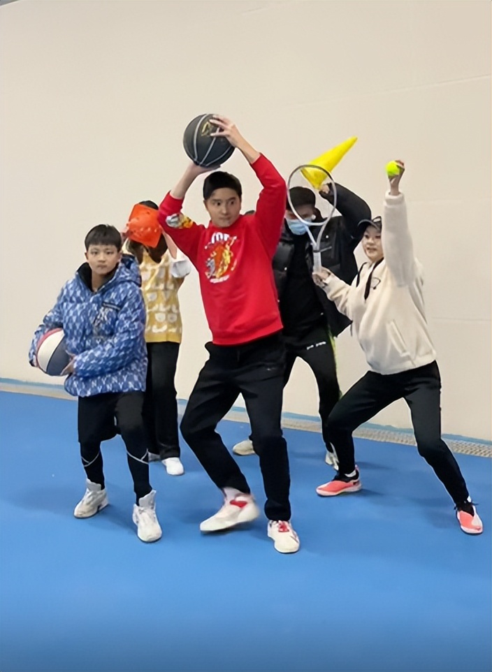 田亮|叶一茜田亮豪宅里秀恩爱!亲手喂糖显亲密,田亮把糖吐出不给面子