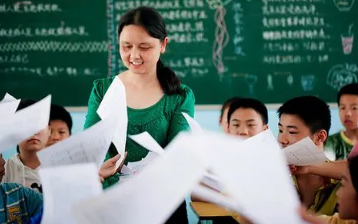 教师|务员调整工资后，又要对“教师”下手了，各地老师看法不一