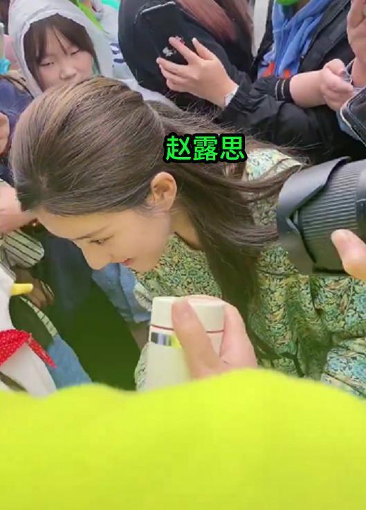 赵露思|赵露思线下被拍，生图状态引争议，网友：不像79斤