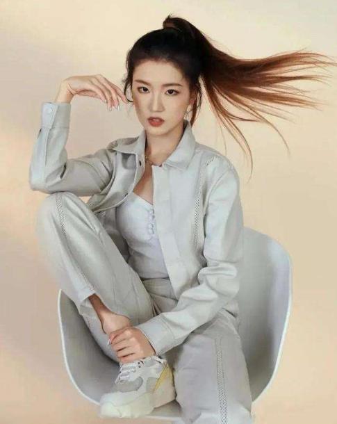 董明珠|董明珠“接班人”直播翻车，榨汁机不敢放水果，网友：还是回去跳舞吧