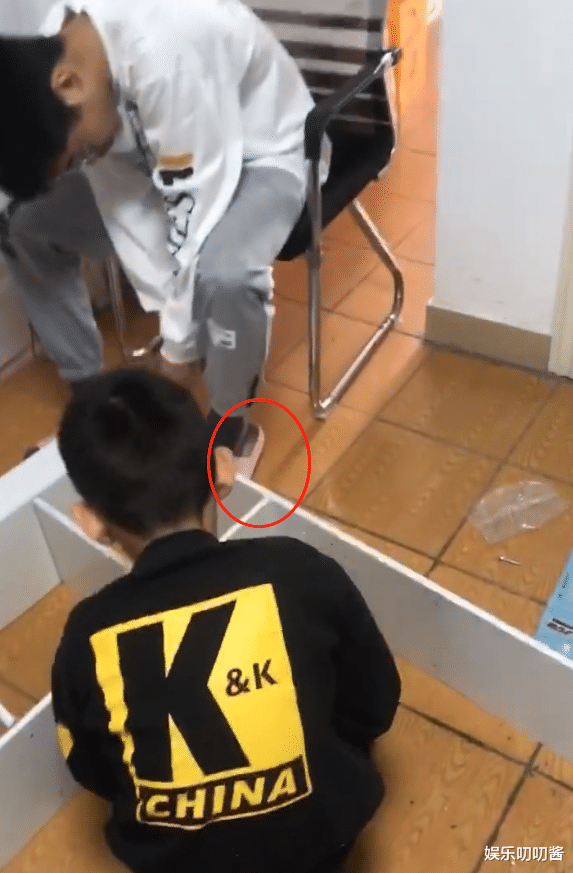 粉色|孙卓兄弟齐心拼书柜，遭孙海洋多次偷拍，孙卓穿粉拖鞋抢镜