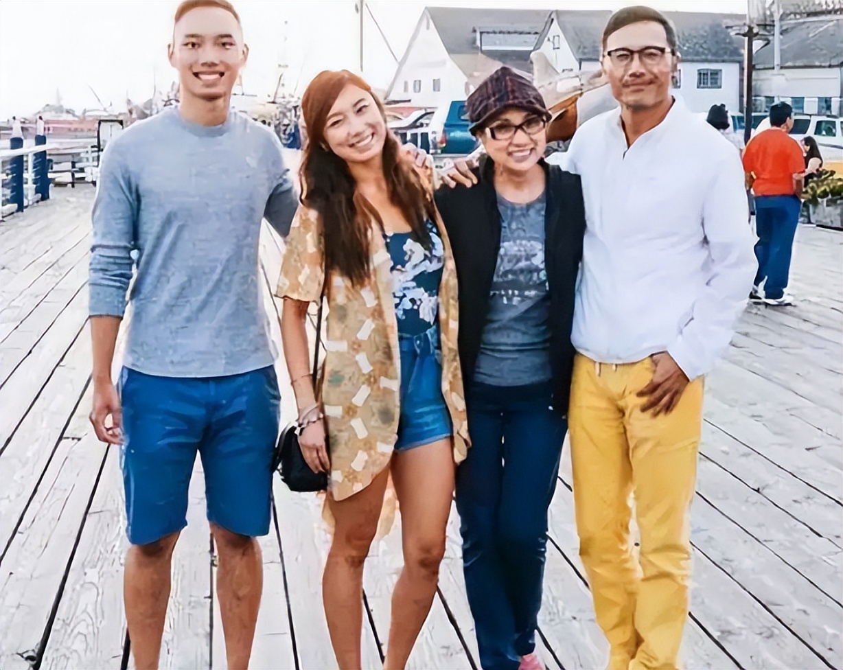 戚美珍|戚美珍: 与苗侨伟恩爱32年,如今依然活得精彩,嫁对人是有多幸福