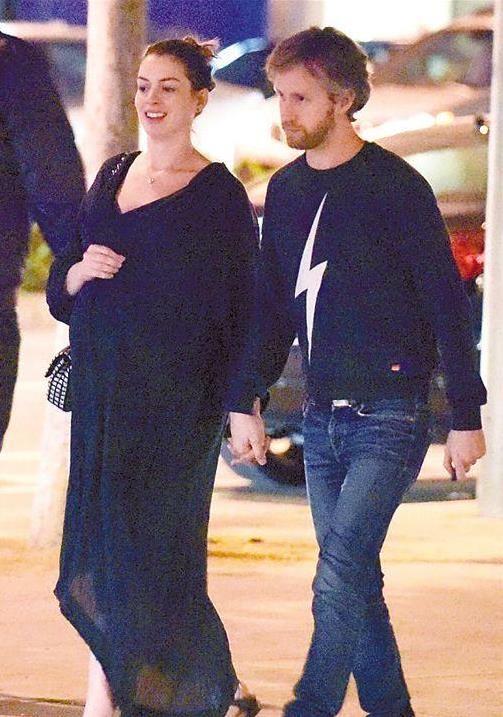 安妮·海瑟薇|颜霸宝宝乔纳森：继承母亲海瑟薇的美貌，1岁险被不靠谱老妈送走