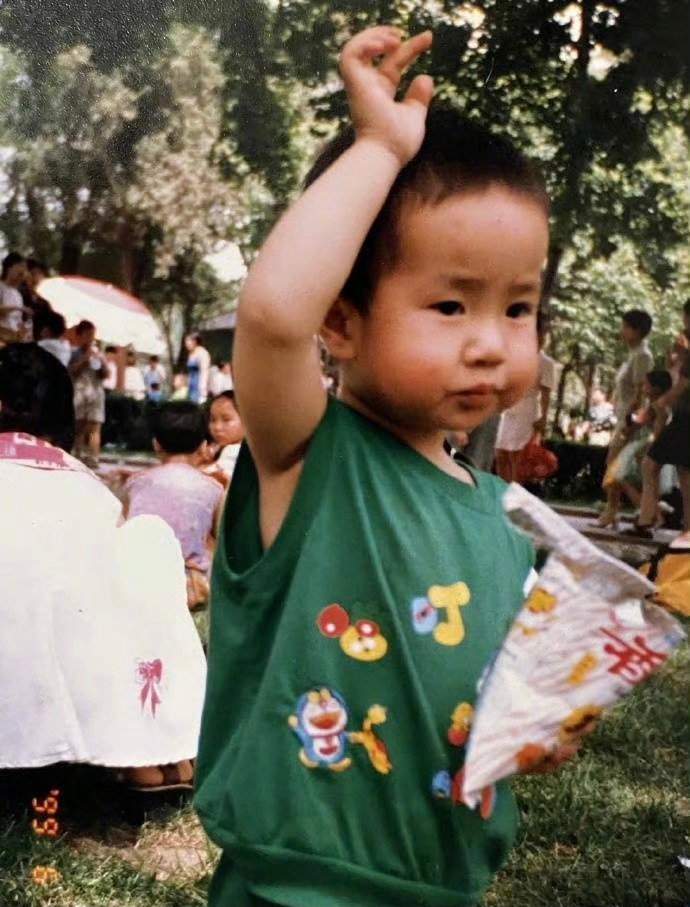 王一博|王一博复刻童年照，网友直呼等比例长大，从小可爱到大