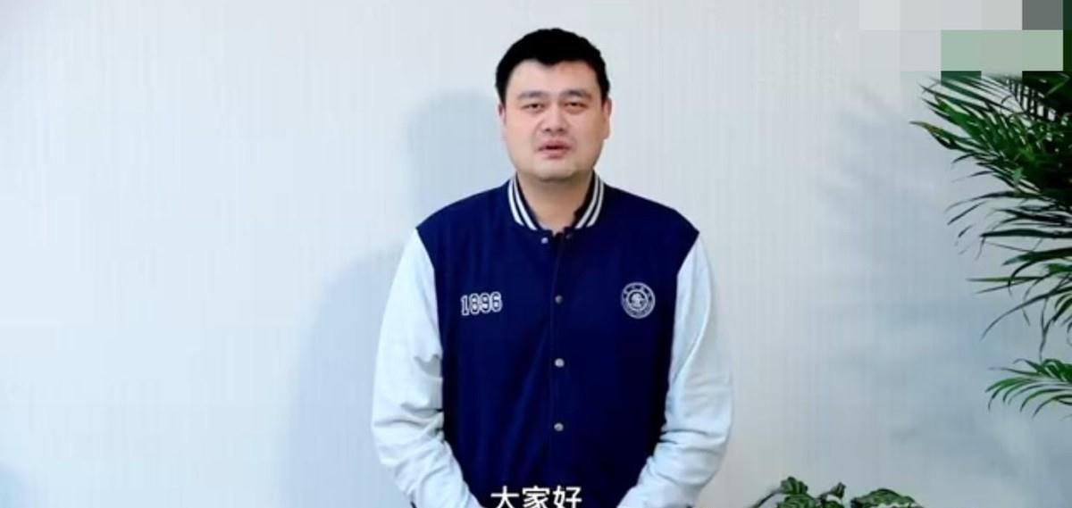 姚明|姚明为母校录制视频，41岁身材健硕发福不少，把11岁女儿宠成公主