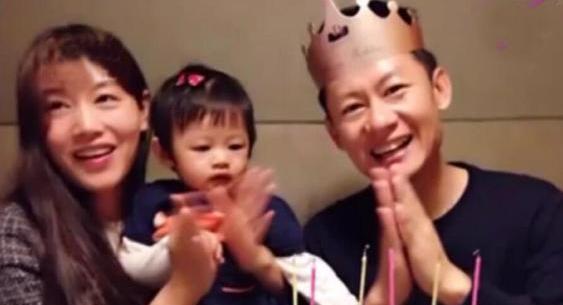 李健|李健：凭“孙成海”被熟知，24岁娶小5岁初恋，婚后14年仍恩爱如初