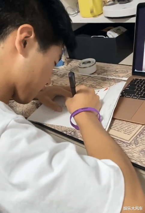 小姐姐|孙卓3姐弟为妈妈过节，手写贺卡我们永远爱你，网友：字还需加强