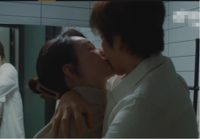 钟汉良|李小冉钟汉良浴室拍吻戏！衣服头发被被淋湿，咬嘴唇口红蹭一脸