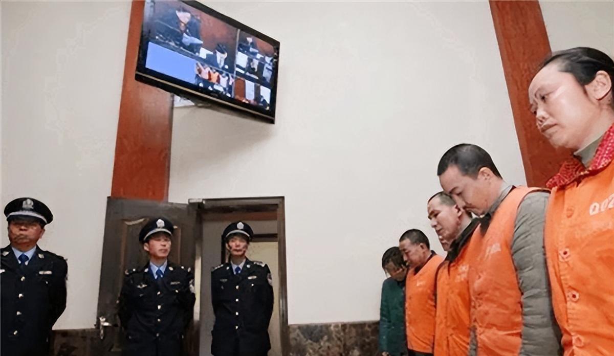 2010年拐卖33个婴儿的喻立香被判死刑,法庭上痛哭:我的孩子咋办