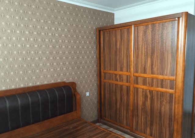 一时兴起把餐厅包进厨房,等餐桌一入场,老公抱怨转个身都得小心