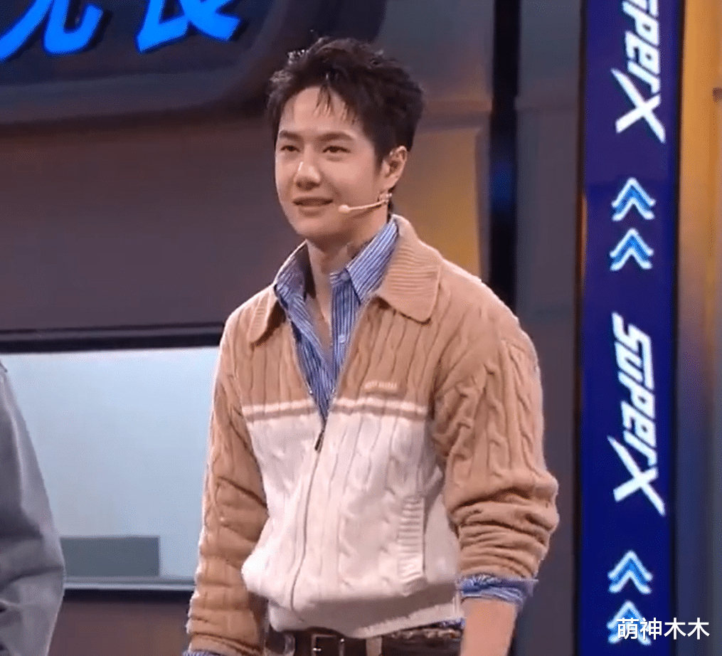 王一博|王一博现身《这街》直播,本人发腮变壮,室内穿毛衣还是女款