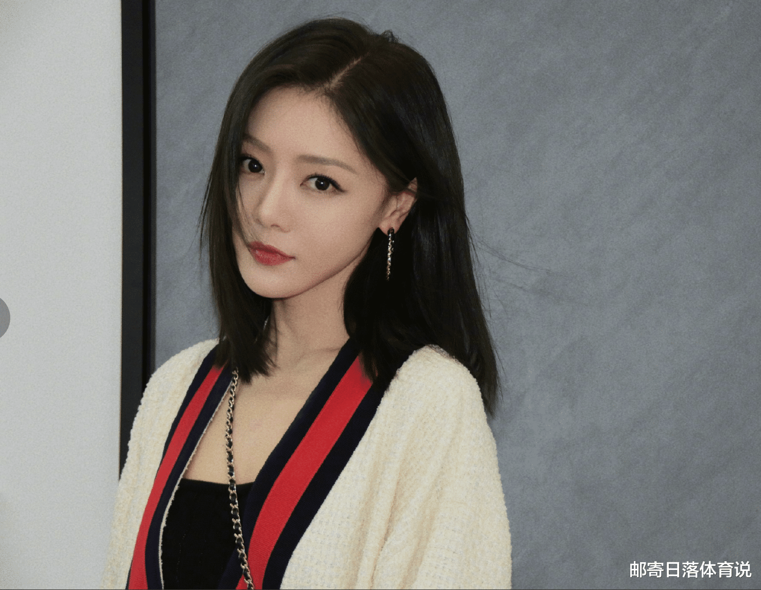 邓家佳|同样因爱情公寓而爆红,把邓家佳和娄艺潇放在一起,差距一目了然