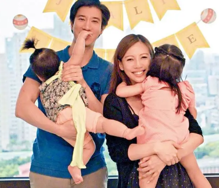 |王力宏近况曝光:深夜骑车为女儿买礼物,长发毛糙泯然众人