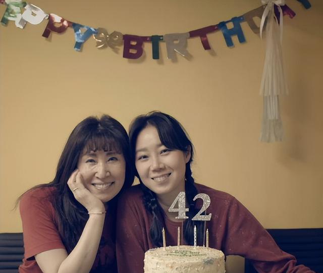 |恭喜！42岁女星孔晓振穿球鞋大婚，新郎是比自己小10岁的歌手