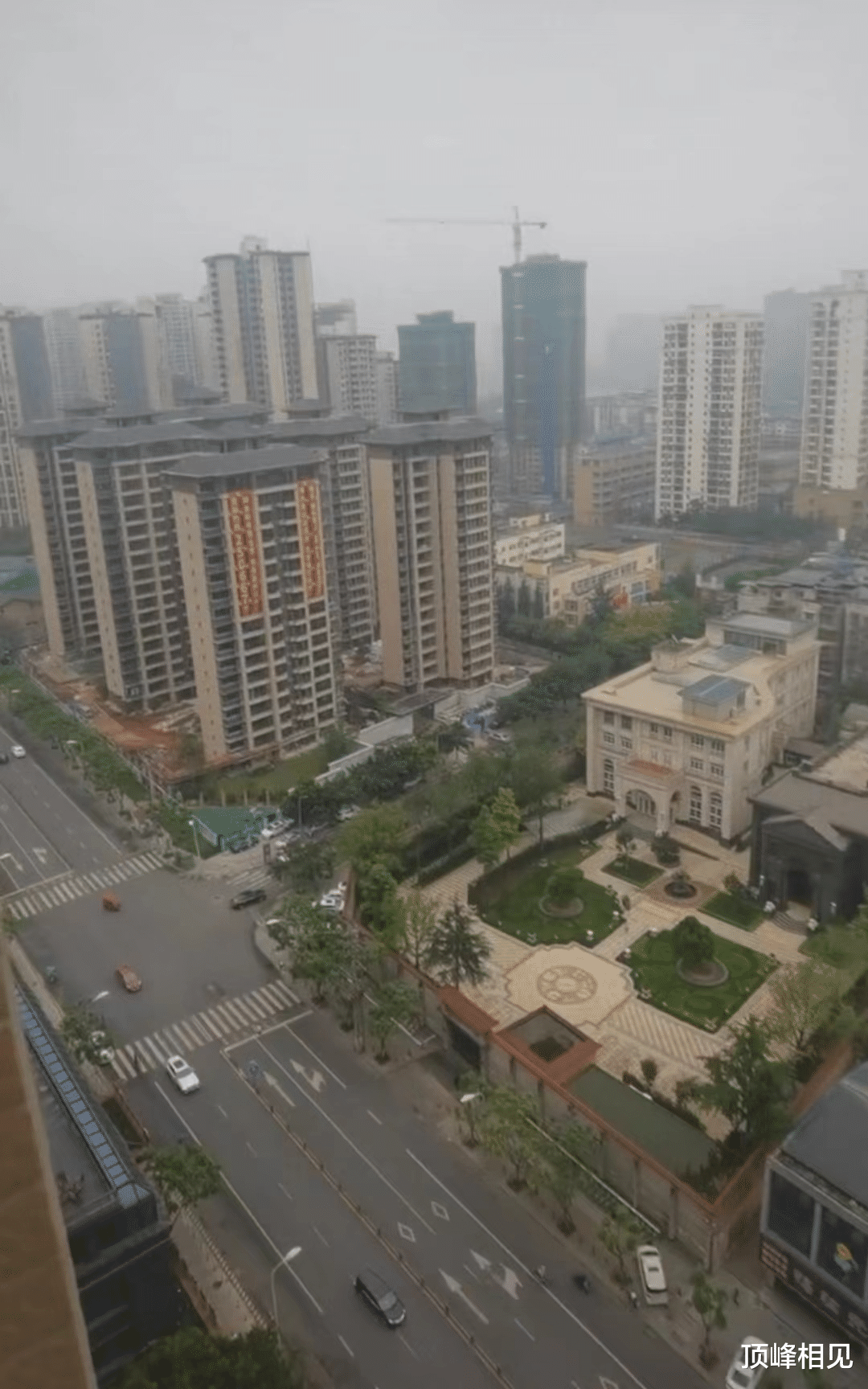 别墅|出门就能吃到鸭脑壳汤锅的乐山别墅，白色像钢琴，黑色像椅子