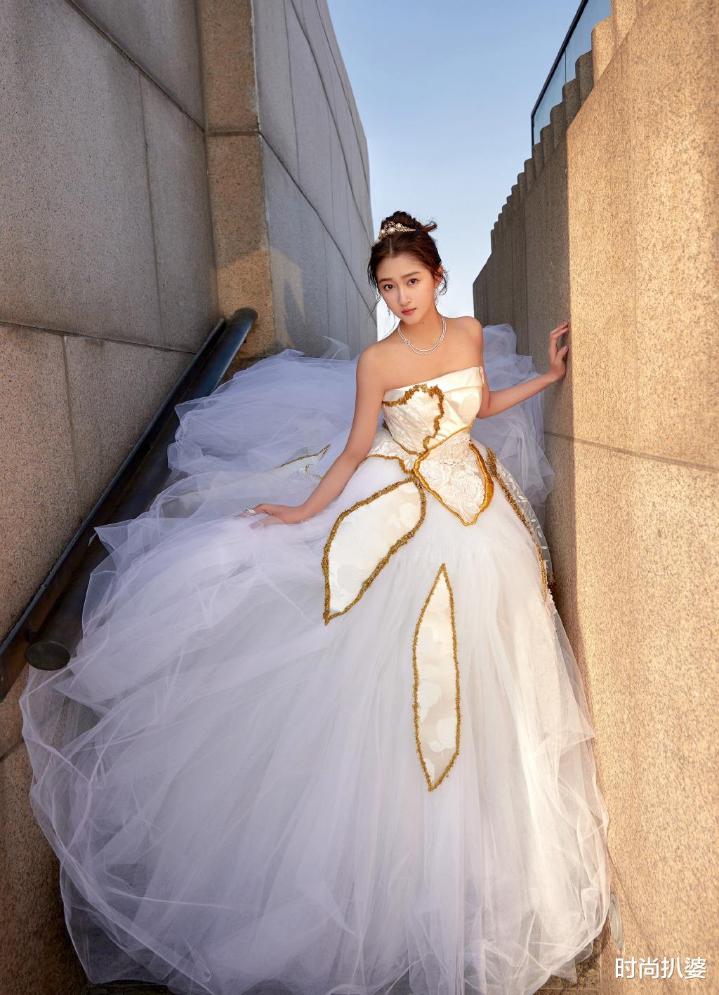 高定|无效内卷？为了秀资源穿高定，关晓彤baby却都穿错场合失了得体