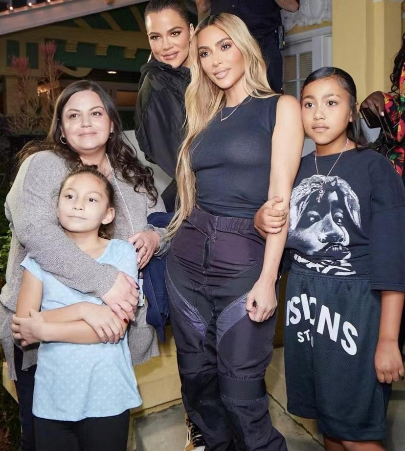 金·卡戴珊|金·卡戴珊的平安夜，穿豹纹装展示绝佳身材，享受假期，状态很棒