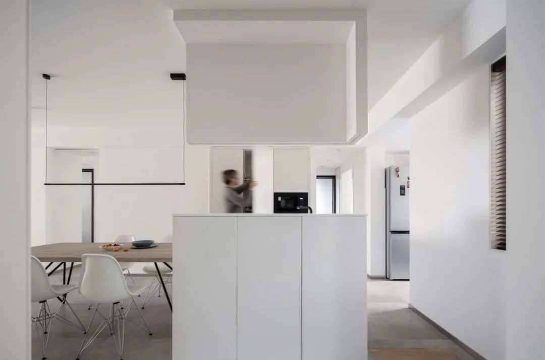 眼前一亮！从单调到质感的黑白配，这个90后的家百看不厌