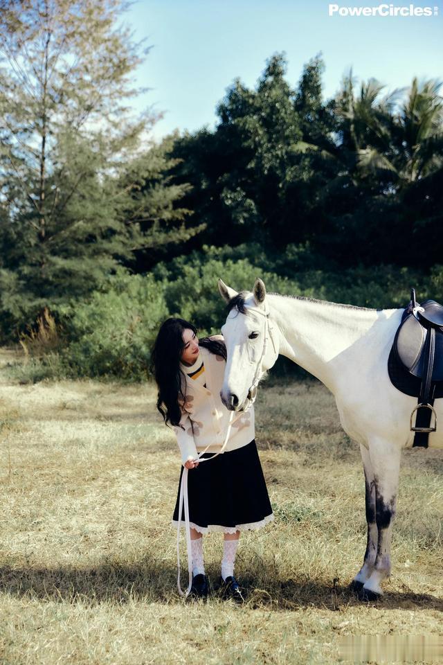 玫瑰|周洁琼红裙写真，玫瑰在冬日盛开