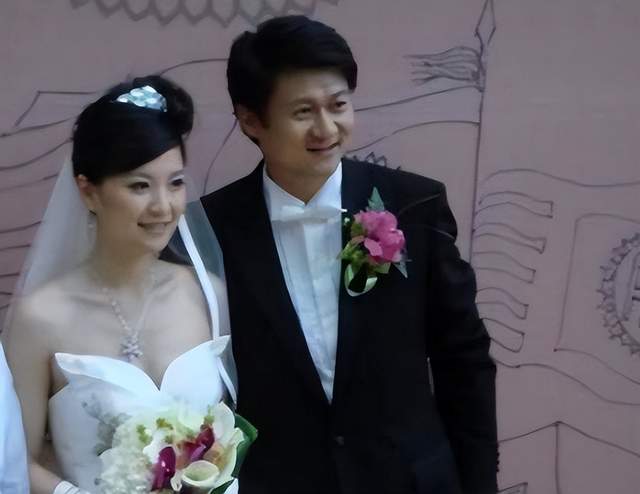 东方卫视|东方卫视一姐，嫁海归老公生龙凤胎，一家四口幸福，今转幕后工作