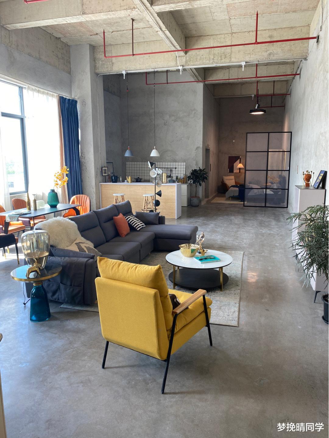 毛胚房直接布置软装,没想到也可以这么美,水泥地面油光亮亮好看