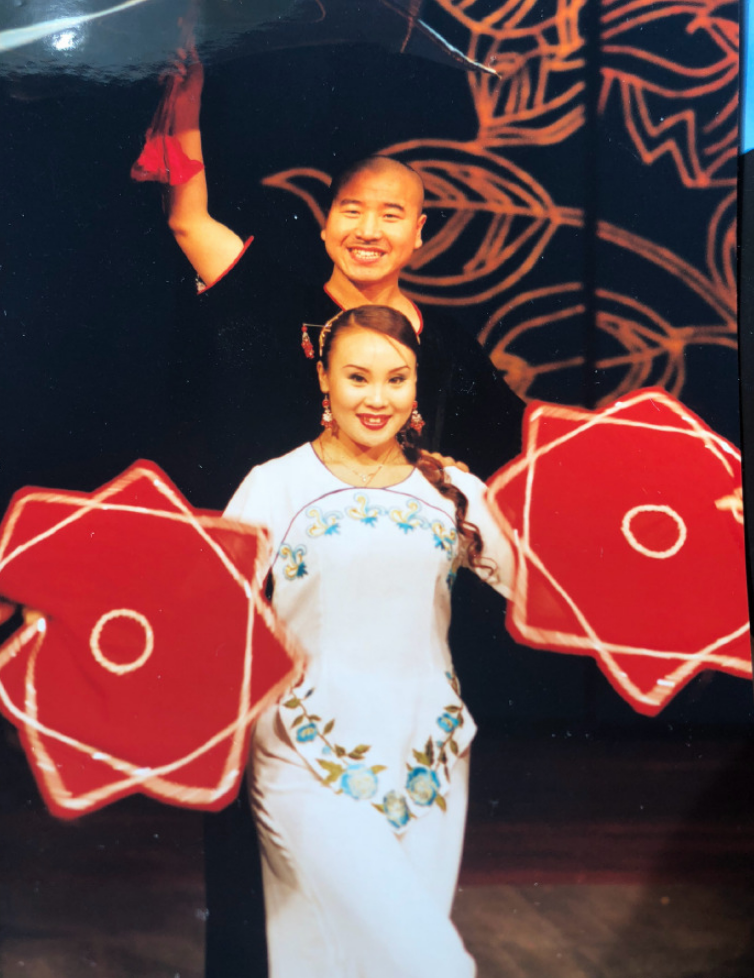 王小利|王小利：与相伴7年的发妻离婚后，转身娶小11岁李琳，他怎样了