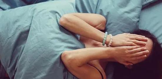 男子自称是住客朋友,让服务员打开房门:进入后对醉酒女实施奸淫